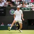 Jannik Sinner debutó sin problemas en Wimbledon