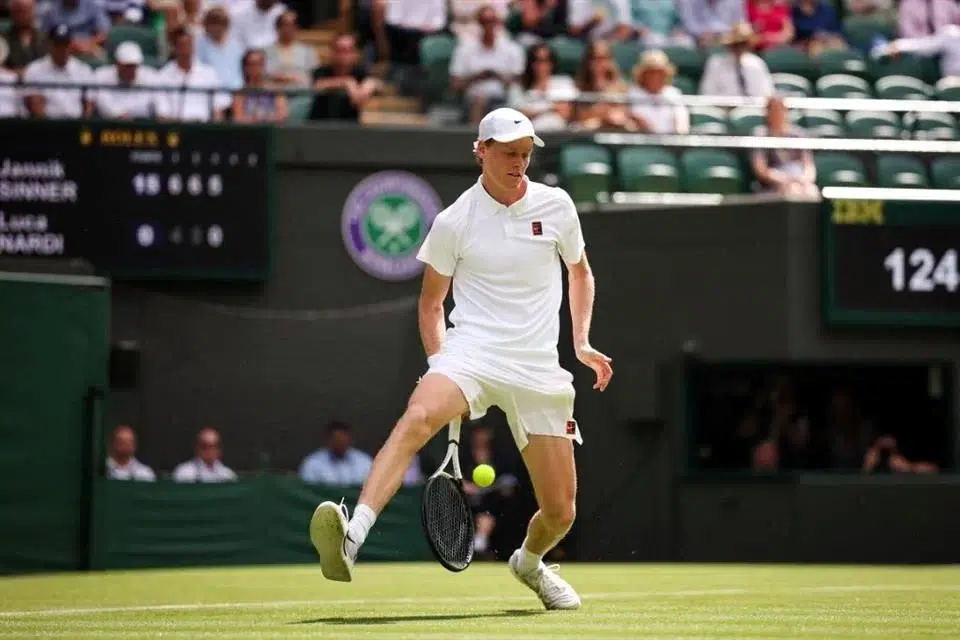 Jannik Sinner debutó sin problemas en Wimbledon