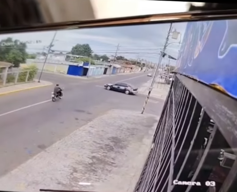 Grabaron muerte de motorizado al impactar contra un carro en Panamericano