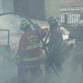 Un joven muerto dejó fuerte explosión entre dos vehículos en Los Frailes de Catia