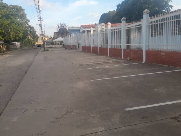 Dos postes eléctricos cayeron al suelo tras fuertes lluvias durante la jornada electoral de este domingo 27-Jul en Lagunillas