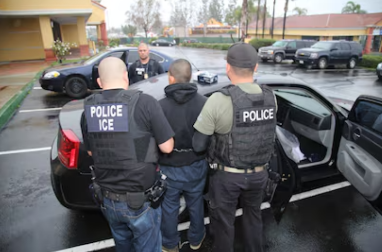 Llegaron al país madre e hijo que pidieron ser deportados juntos