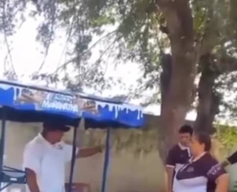 Futuros bachilleres piden al vendedor de chicha del liceo que sea su padrino de promoción