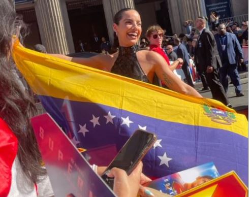 María Gabriela de Faría mostró la bandera de Venezuela en el estreno de Superman y engalana portada de la revista Hola