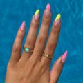 Las uñas neón regresan este verano 2025: del verde lima a las irresistibles ‘halo nails’