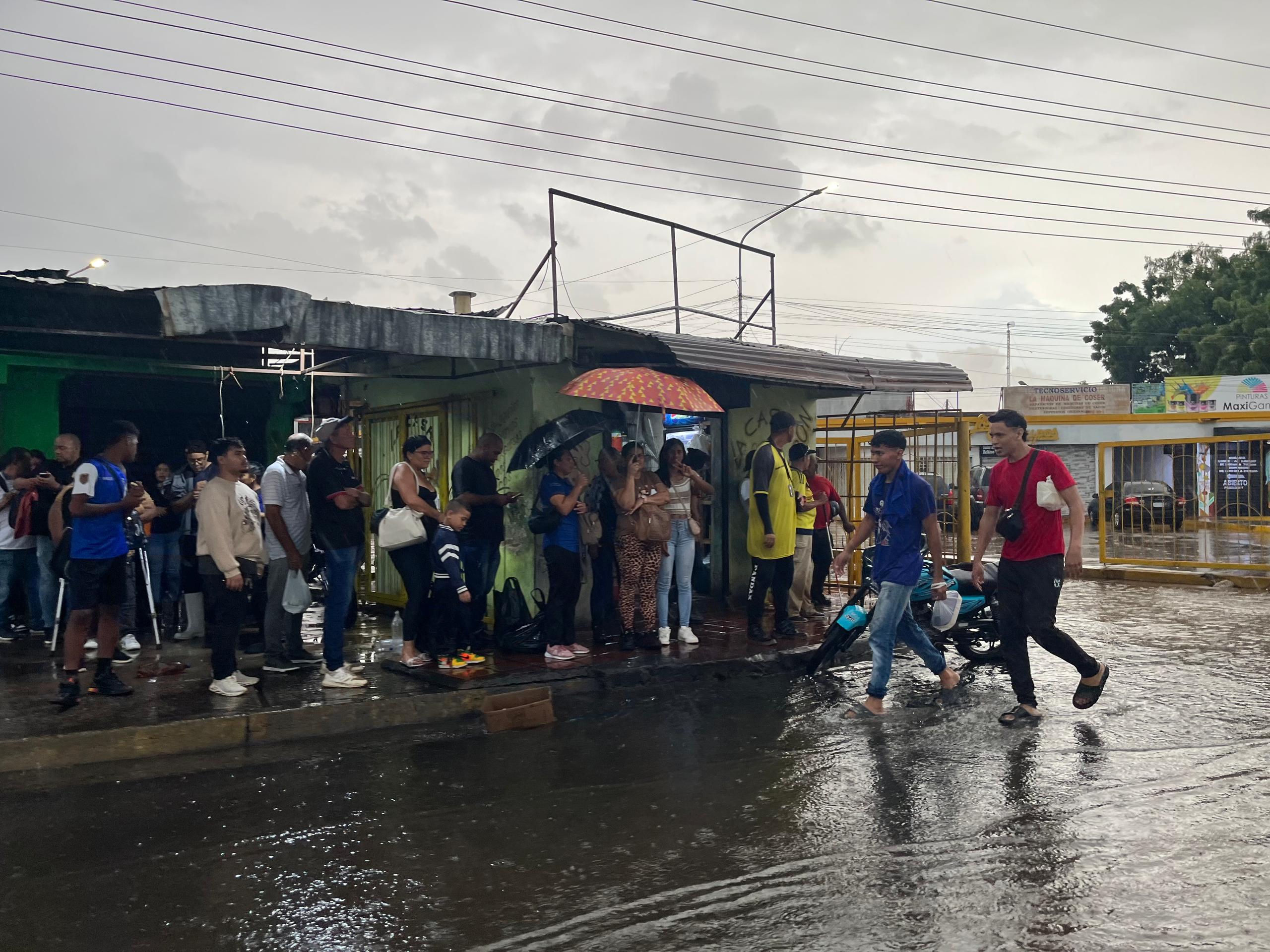 La lluvia refrescó el inicio de la noche en Maracaibo este miércoles 13-Ago
