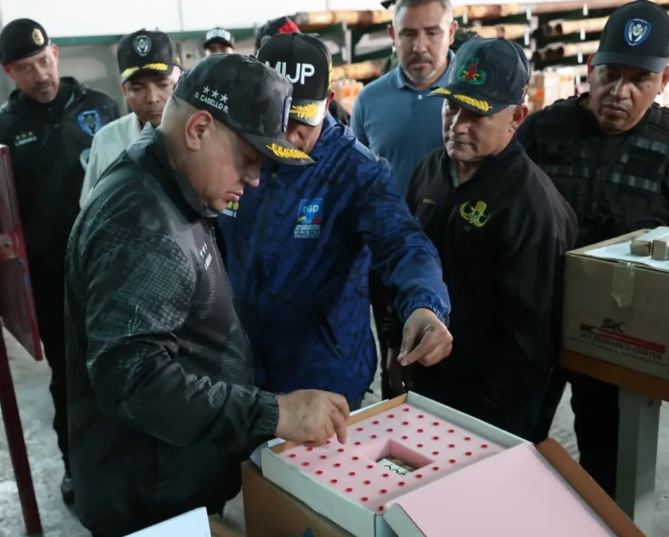 Van al menos 18 detenidos por planes con explosivos: Ministro Cabello