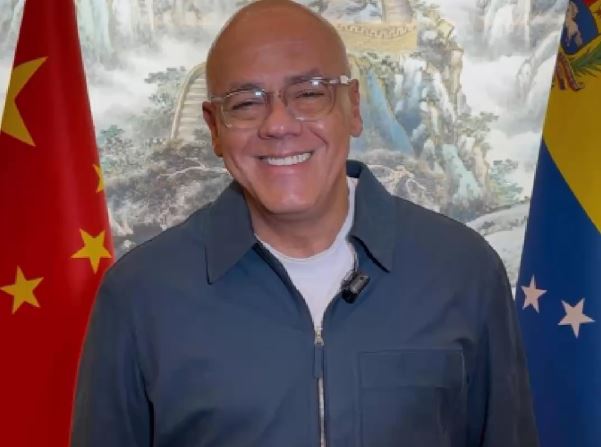 Jorge Rodríguez viajó a China para participar en actos conmemorativos de la Segunda Guerra Mundial