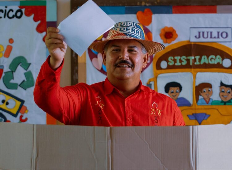 Gobernador Luis Caldera ejerció su derecho al voto en elecciones de concejales indígenas