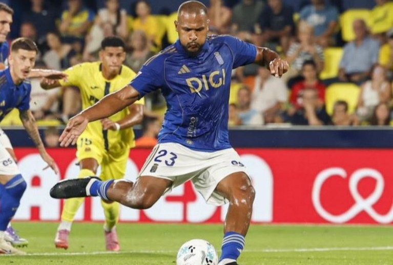 Salomón Rondón falló un penal en su debut con el Real Oviedo