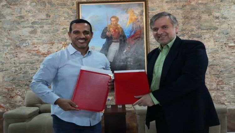 Venezuela e Irán suscriben acuerdo para fabricación de fibra óptica