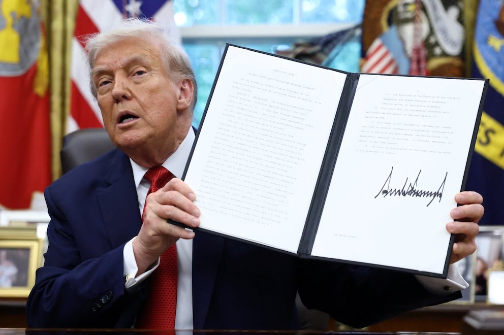 Trump firma orden que habilita la venta de TikTok en EEUU y garantiza su continuidad