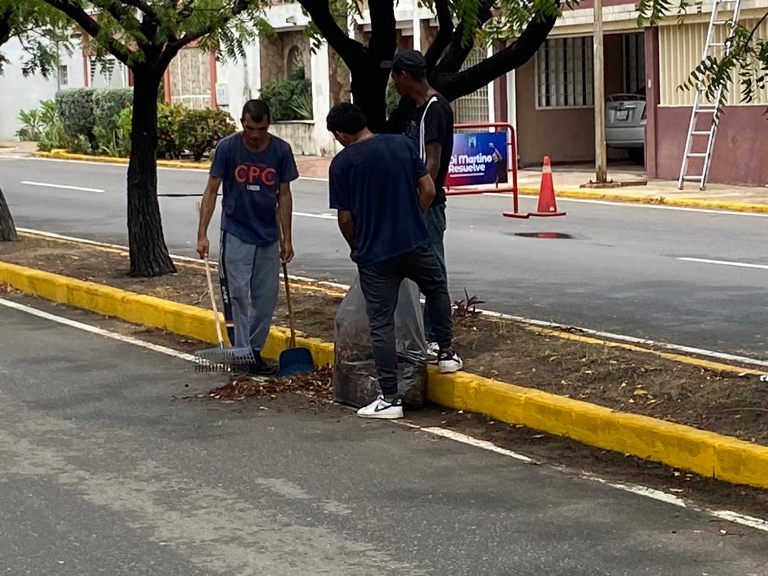 Realizan jornada de limpieza integral en la plaza Danelo Badell de Maracaibo