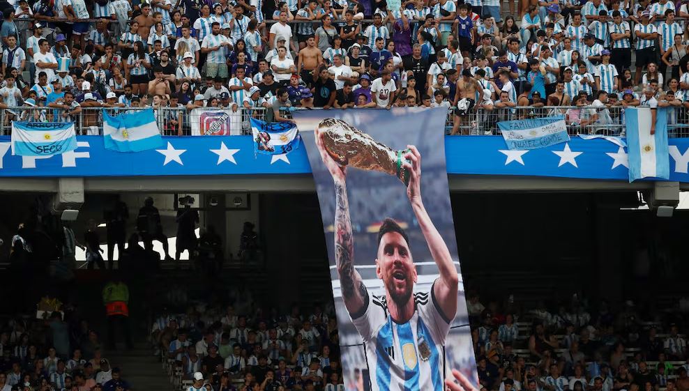 Una multitud se concentra en el Monumental de Buenos Aires para despedir a Messi