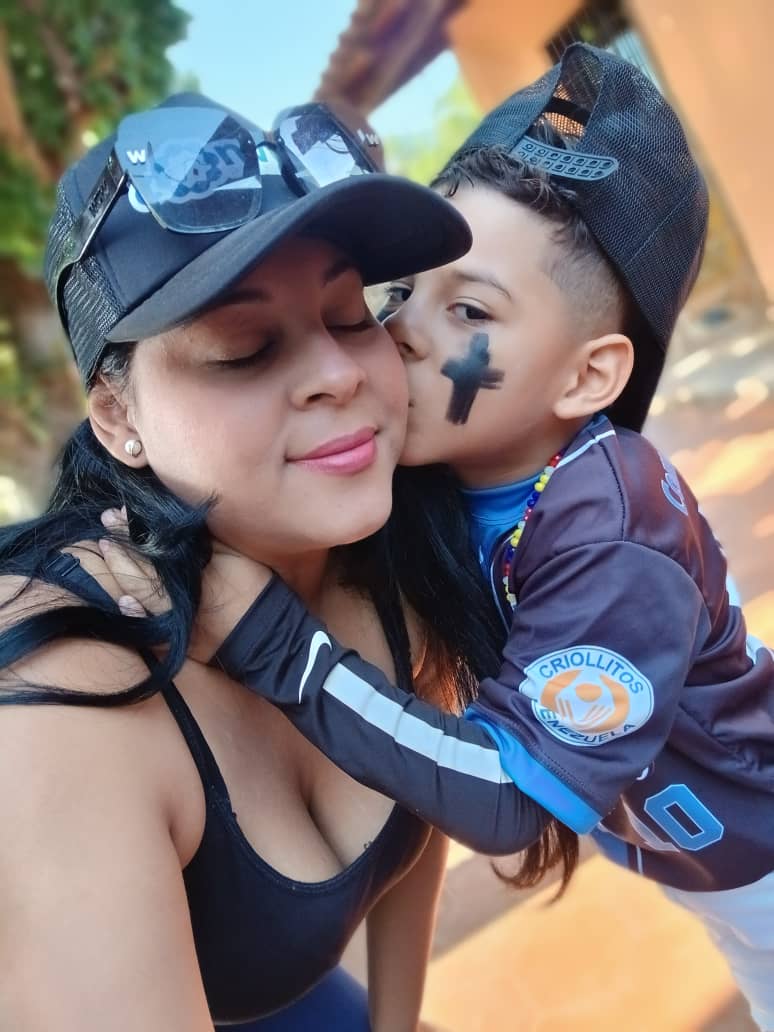 Josnery enseña a su hijo Javier a tocar las estrellas con el bate