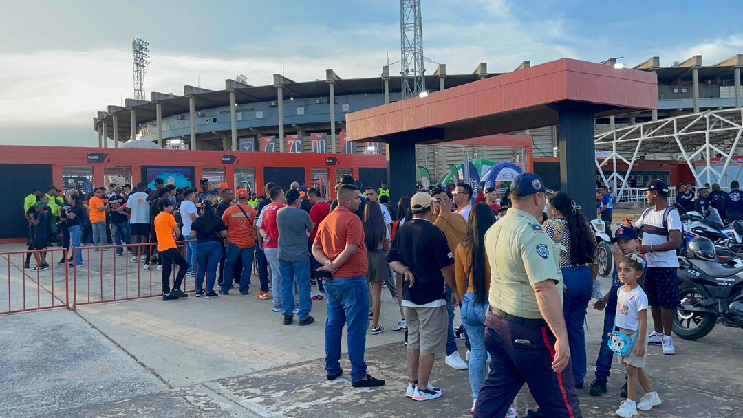 ¡Se siente la emoción! La fanaticada llega al Luis Aparicio 