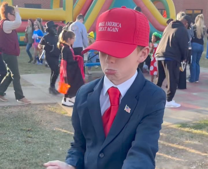¡Igualito! Disfrazan a niño de Donald Trump en pleno Halloween