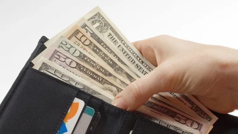 Al tener los billetes ordenados, se facilita la visualización de la cantidad total de dinero disponible, lo que puede disminuir la ansiedad asociada con las finanzas.