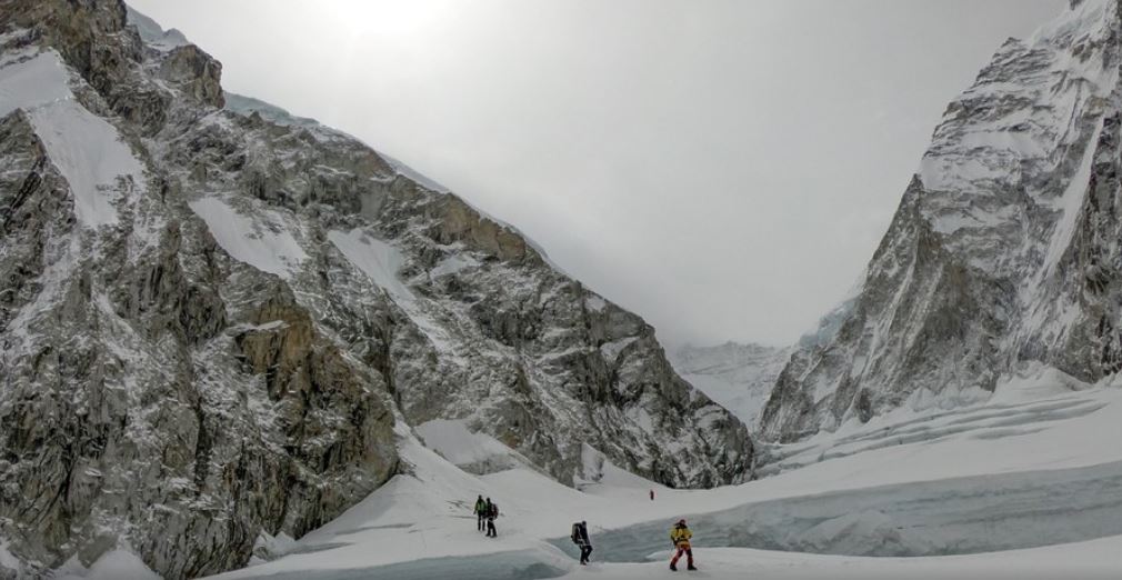Tormenta de nieve atrapa a casi 1.000 turistas en el monte Everest