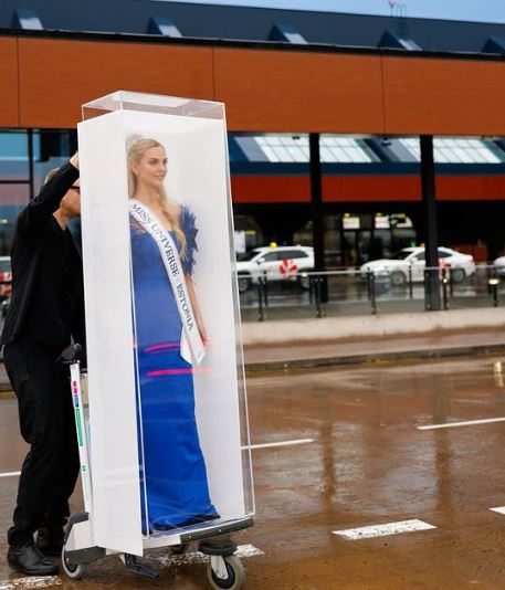 Miss Estonia se volvió viral al llegar al Miss Universo en una caja de muñeca