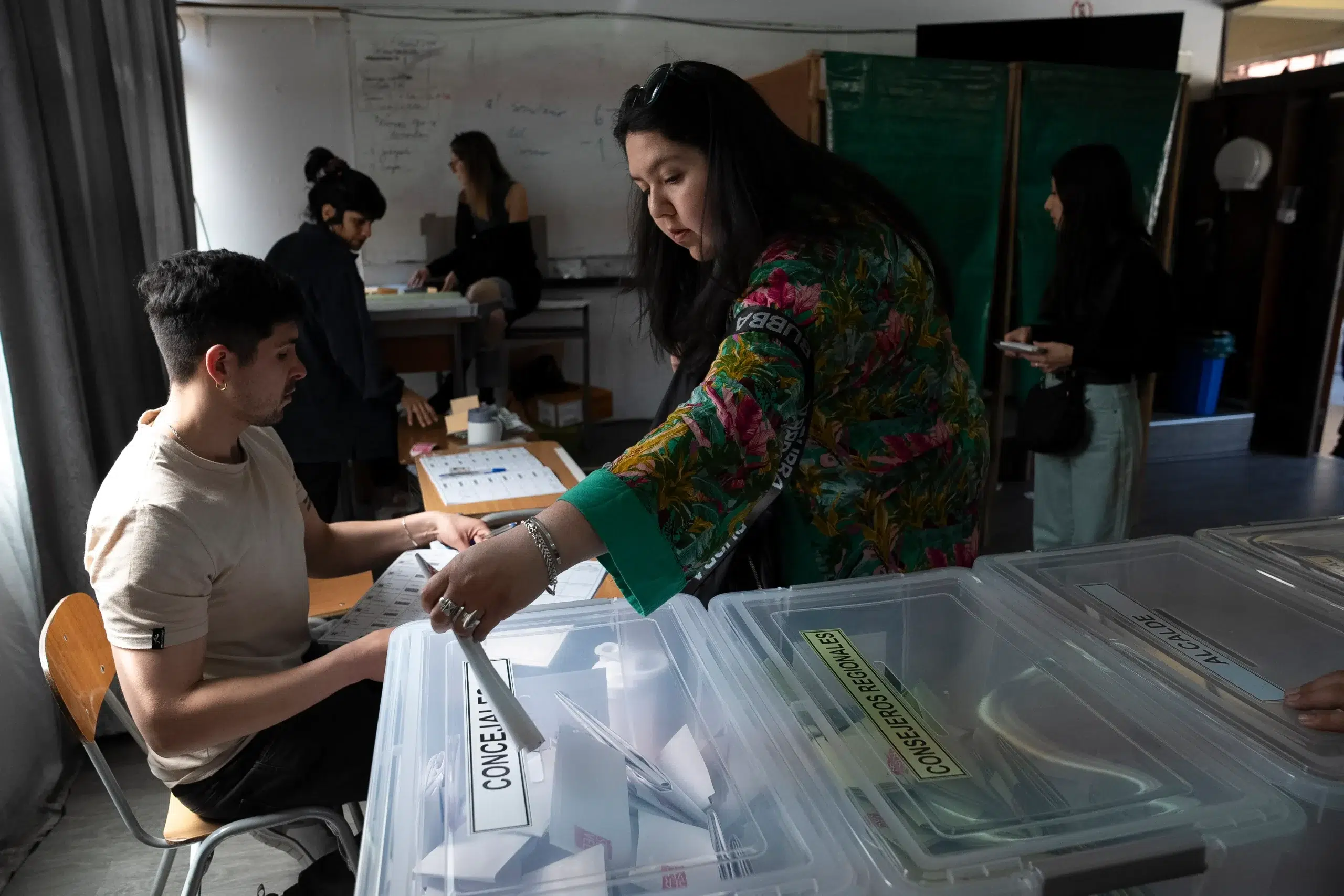 Con alta participación y sin incidentes se desarrolla la jornada electoral en Chile