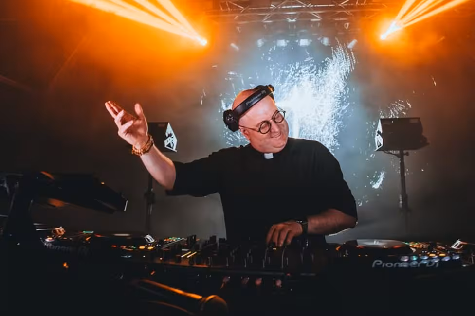 La última rumba del padre Guilhe: House y drum & bass en una noche con Dios y la familia