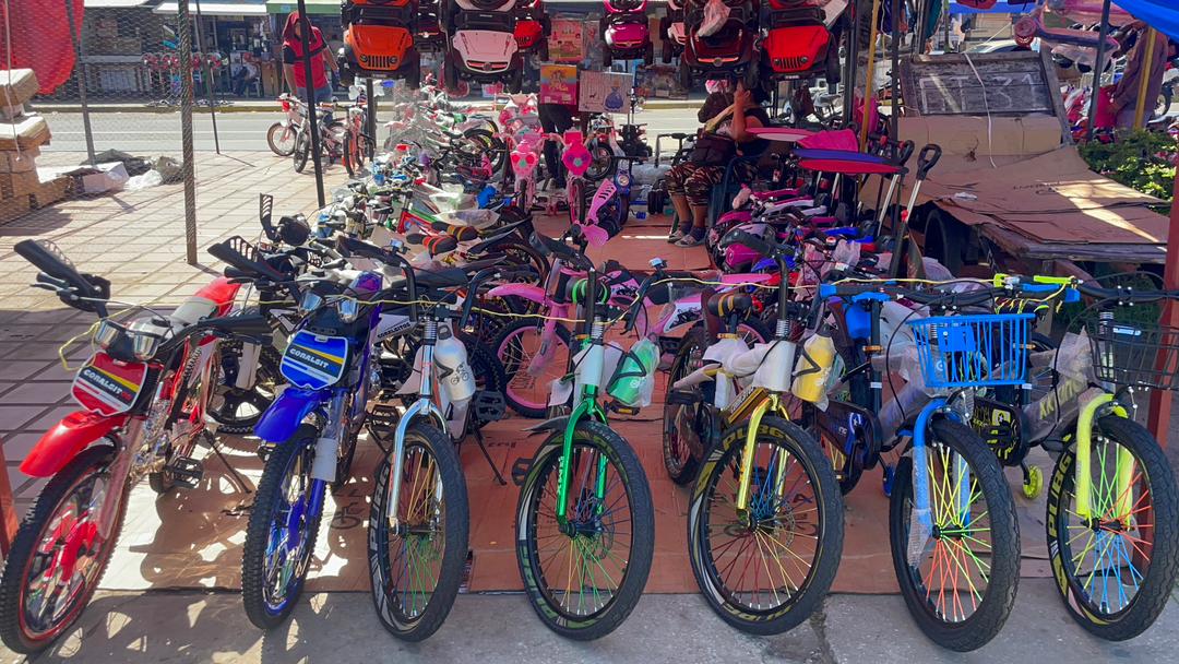 Los juguetes se apoderan del Centro: Padres buscan buenos precios para recibir al Niño Jesús