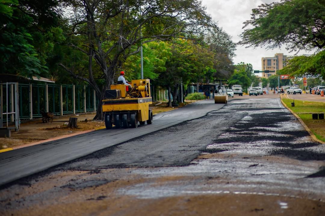 Gobernación del Zulia inicia la recuperación de vías en la avenida Universidad y la comunidad de Catatumbo con la colocación de 6 mil toneladas de asfalto tipo III