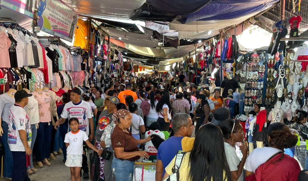 El centro está full de compradores y de gente quejándose