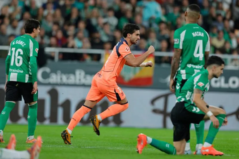 Barcelona se consolida en la cima tras vencer al Betis con triplete de Ferran