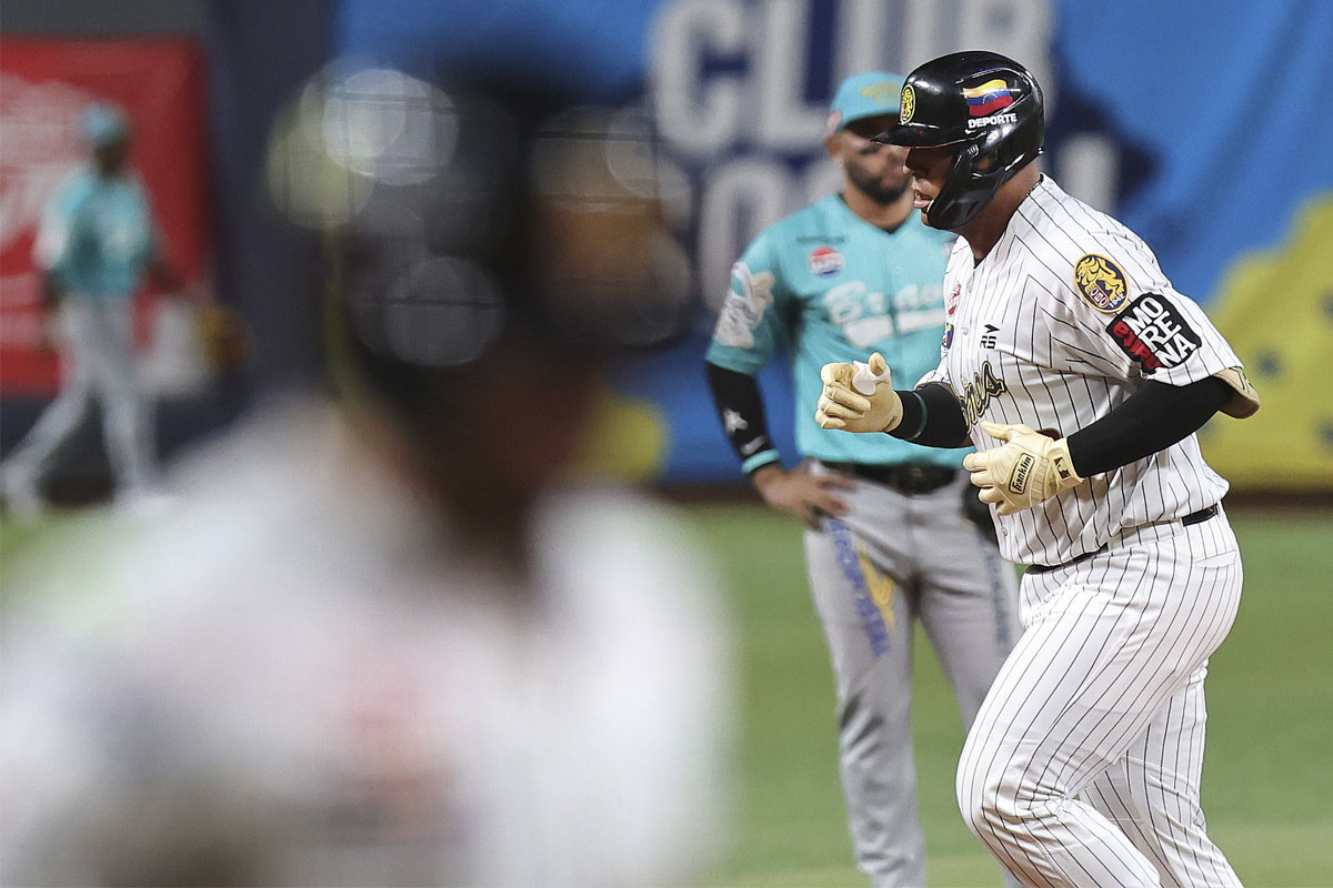 Leones doblegan a Bravos y se niegan a morir
