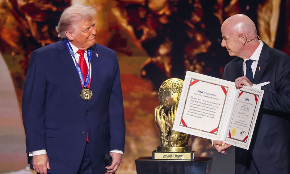 La FIFA entrega su 'premio de la paz' a Trump