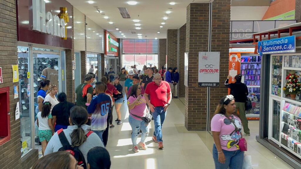 El centro está full de compradores y de gente quejándose, pero aun así el marabino sale por sus estrenos