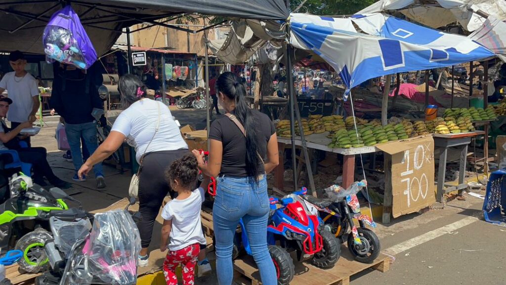El centro está full de compradores y de gente quejándose, pero aun así el marabino sale por sus estrenos