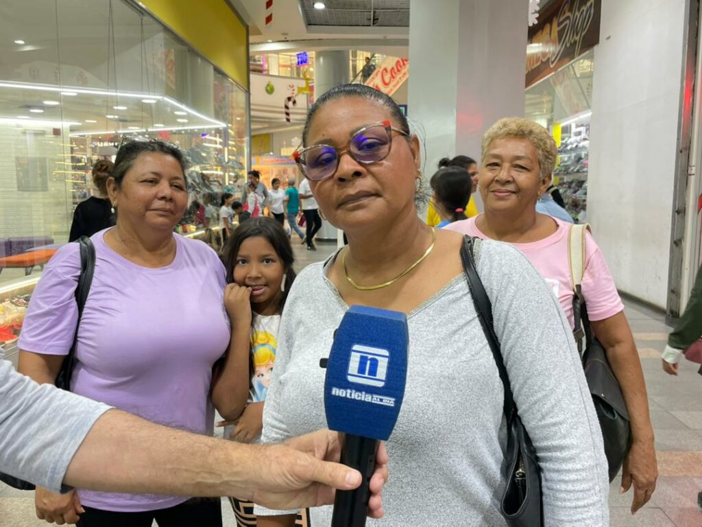 El centro está full de compradores y de gente quejándose, pero aun así el marabino sale por sus estrenos