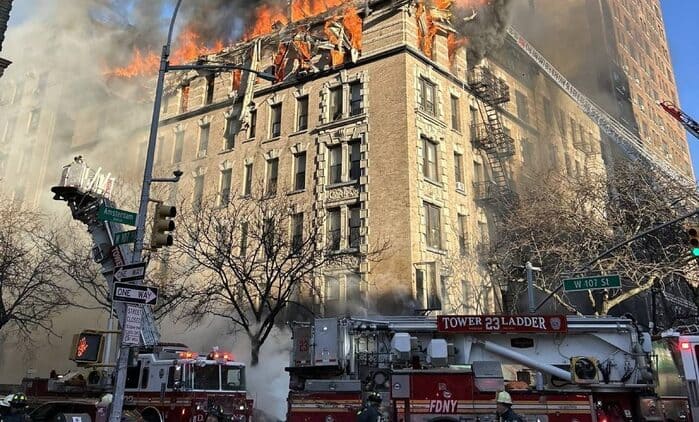 Incendio devora edificio en Manhattan y obliga a monitorizar la estructura