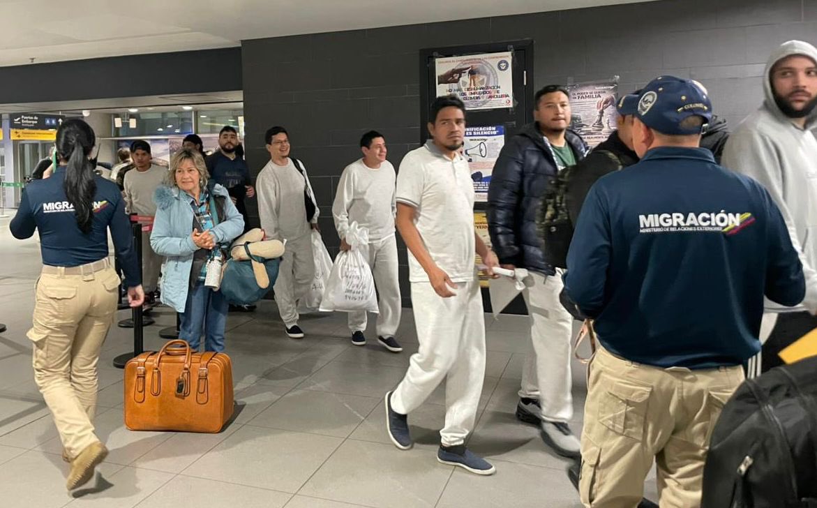 Colombia reanudó vuelos de repatriación desde EEUU
