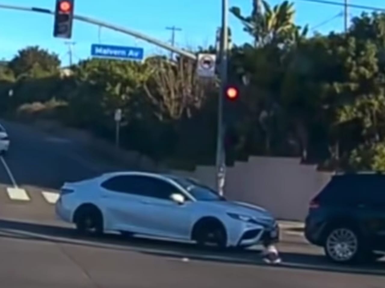 Liberada bajo fianza la madre del bebé que cayó desde un carro en marcha en California