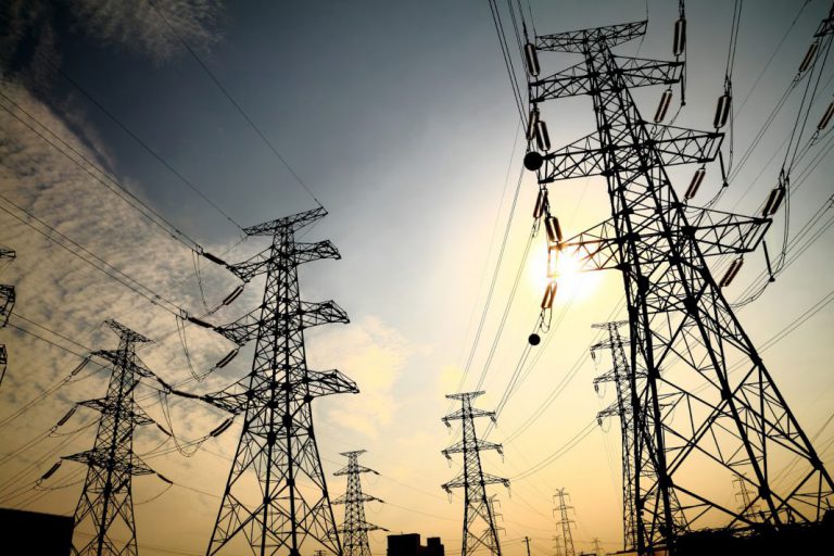 Reportan fuerte fluctuación eléctrica y zonas sin luz en Caracas y varios estados del país este 6-May