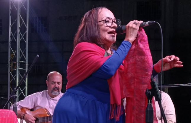 Aurita Urribarrí canta a Renato desde el alma