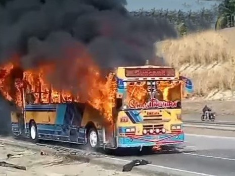 Se incendió un autobús de pasajeros en la ARC