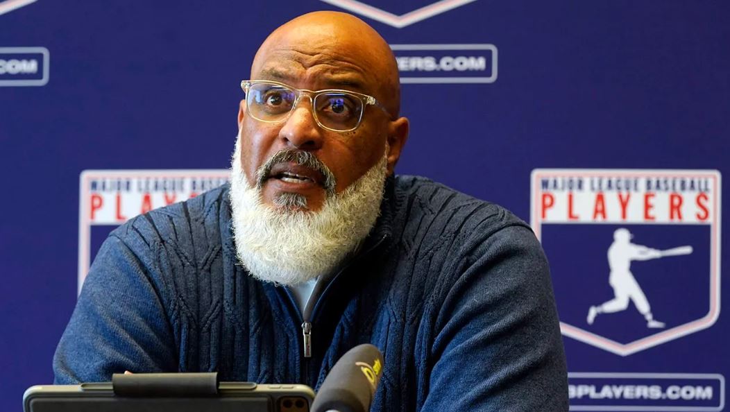 Tony Clark renuncia como director ejecutivo de la MLBPA en medio de investigación federal