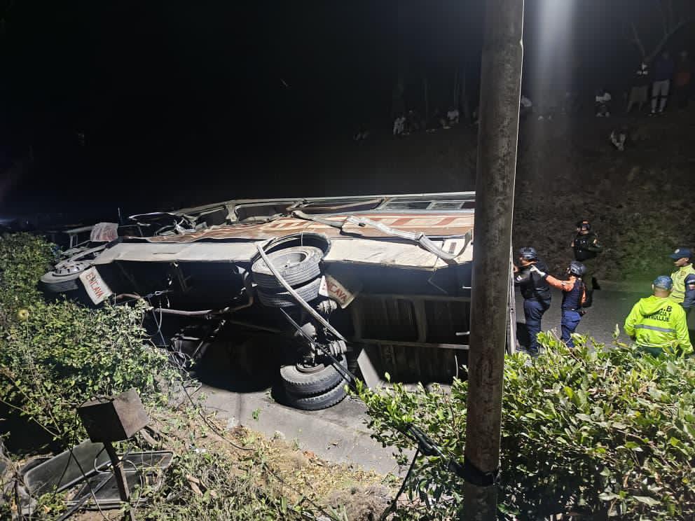 Mueren tres personas y otras siete quedaron heridas tras vuelco de buseta con 30 pasajeros en Yaracuy