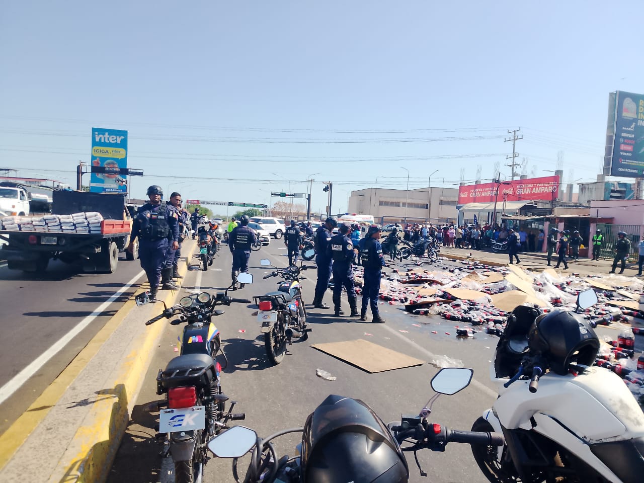 Gandola cargada con bebidas gaseosas se volcó en el semáforo de Amparo