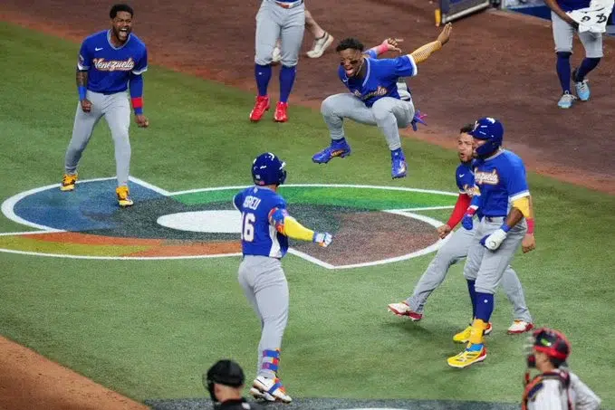 ¡Se hizo historia! Venezuela da el golpe ante Japón y clasifica a las semifinales del Clásico Mundial de Béisbol