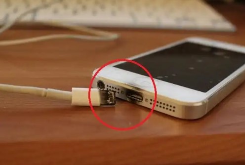 Joven murió electrocutada por el cargador de su celular en San Francisco