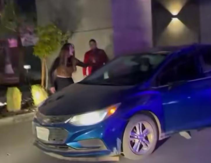 Mujer rompe parabrisas tras sorprender a su pareja con otra en motel