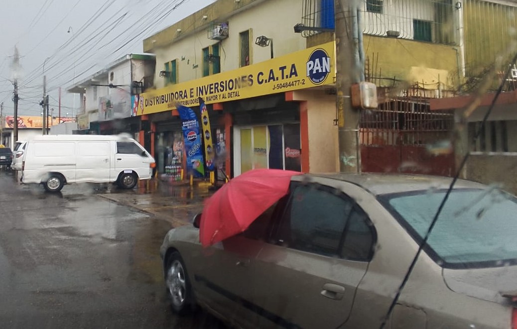 Fuertes lluvias sorprendieron a los marabinos este sábado 25 y seguirán durante el fin de semana