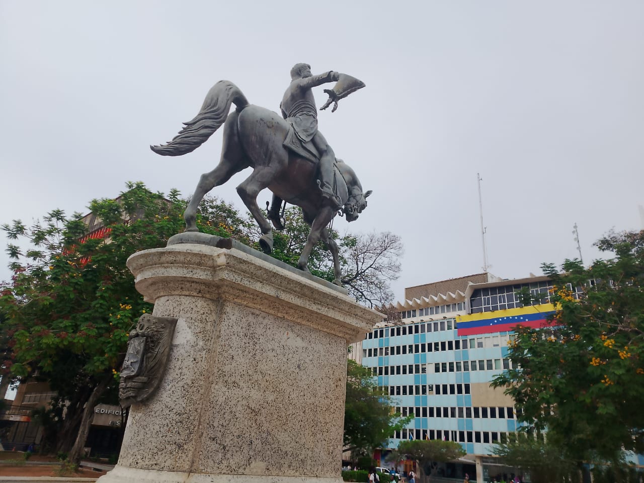 ¿Qué hay debajo de la estatua de El Libertador en la plaza Bolívar de Maracaibo?