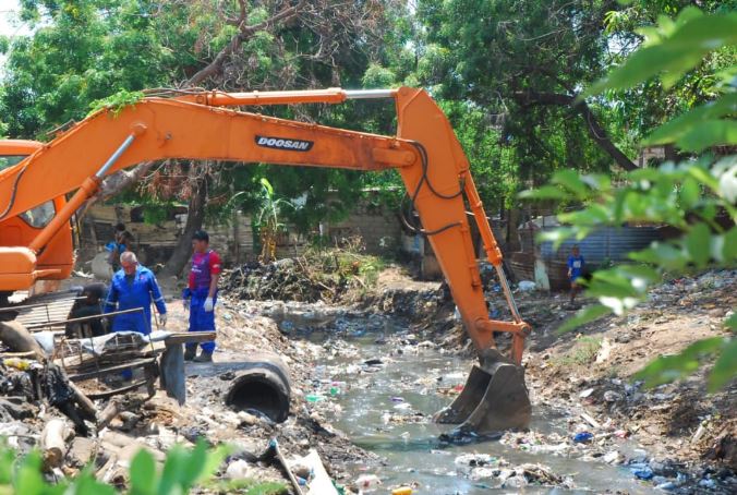 Alcaldía de Maracaibo limpia tramo Brisas del Sur de cañada La Arreaga